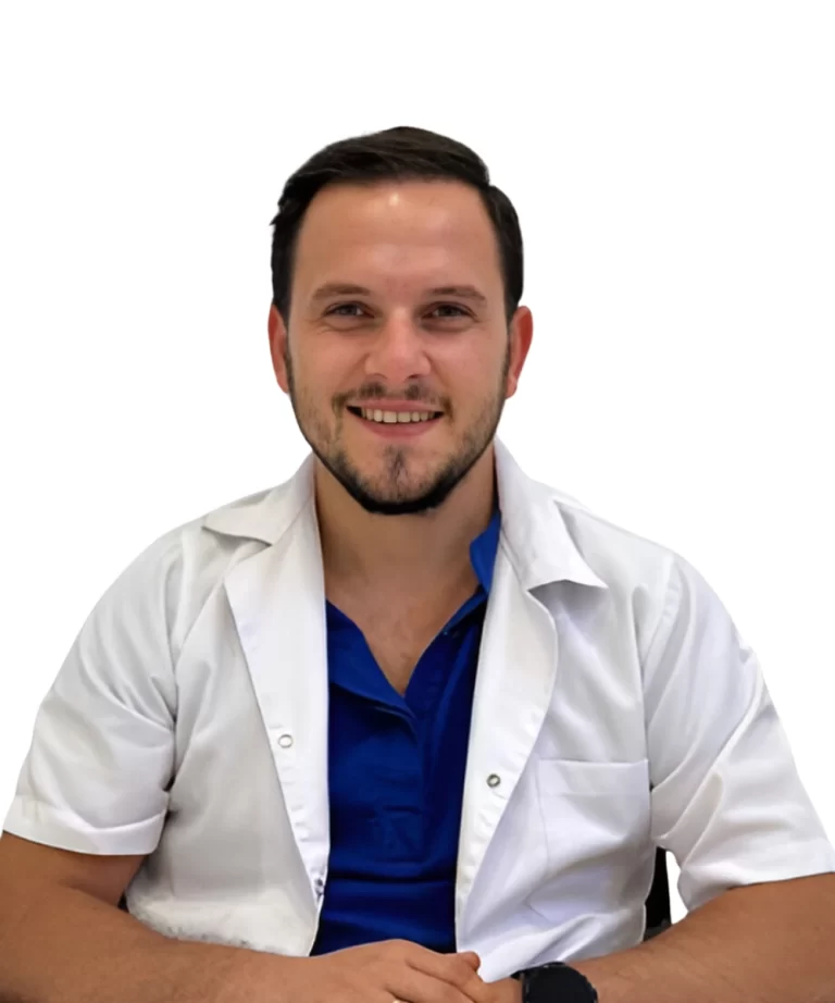 صورة لكادير بان، أخصائي زراعة الشعر في مستشفى Estetikland-Avrasya، وهو يقف في بيئة طبية احترافية.