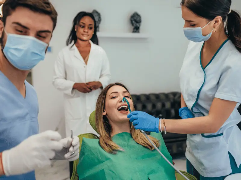 Tanden bleken in Turkije: 7 belangrijke inzichten vóór uw transformatie Patient before and after teeth whitening at vivid clinic