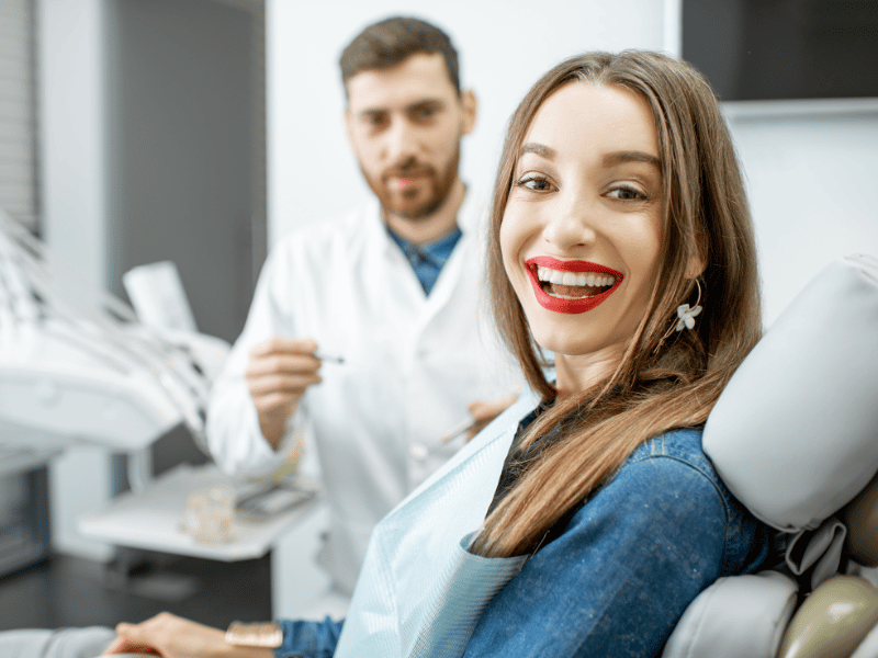 Tandkronen in Turkije: 9 betrouwbare tips vóór uw transformatie Happy patient with zirconium crowns: a smiling patient proudly displaying their new zirconium crowns, radiatin