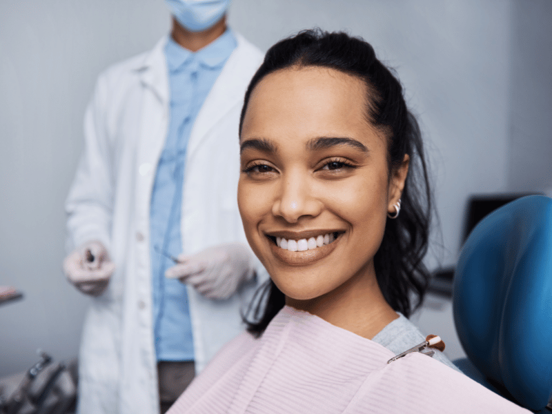 Tandkronen in Turkije: 9 betrouwbare tips vóór uw transformatie happy patient with zirconium crowns: a smiling patient proudly displaying their new zirconium crowns