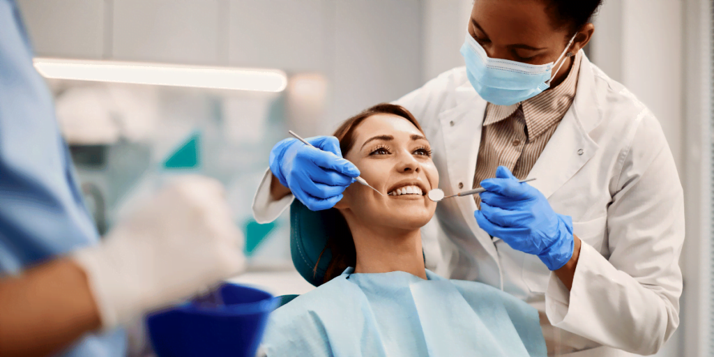 Het tandheelkundig team van Vivid Clinic: een groepsfoto van het professionele en vriendelijke tandheelkundige team van Vivid Clinic, dat klaarstaat om patiënten te helpen een mooie en gezonde glimlach te krijgen met porseleinen kronen.