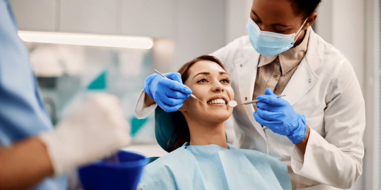 צוות רופאי השיניים של Vivid Clinic: תמונה קבוצתית של צוות רופאי השיניים המקצועי והידידותי ב-Vivid Clinic, מוכן לסייע למטופלים להשיג חיוך יפה ובריא בעזרת כתרי חרסינה.