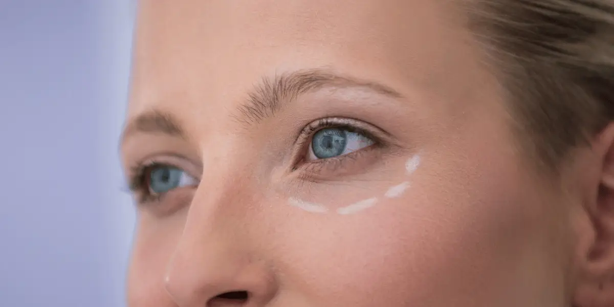 Blefaroplastica e palpebre cadenti: una guida chirurgica completa Recupero post-operatorio dopo intervento di blefaroplastica con impacchi freddi e mantenimento della testa sollevata.