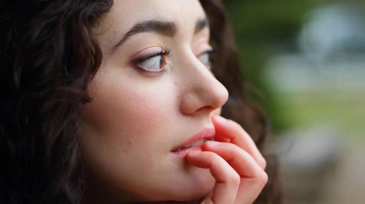 Donna con un piccolo naso all'insù, che conferisce un aspetto giovanile e femminile.