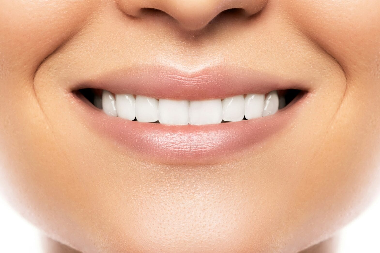 Tanden bleken in Turkije: 7 belangrijke inzichten vóór uw transformatie Beautiful female smile with a white teeth