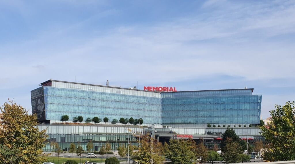 Memorial Bahçelievler Hospital exterior: the private hospital where Vivid Clinic cosmetic surgery Istanbul patients are treated